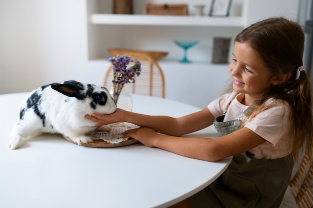 Retrato de una joven con su conejo mascota