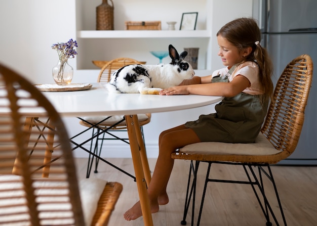 Foto gratuita retrato de una joven con su conejo mascota