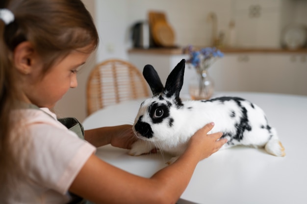 Retrato de una joven con su conejo mascota