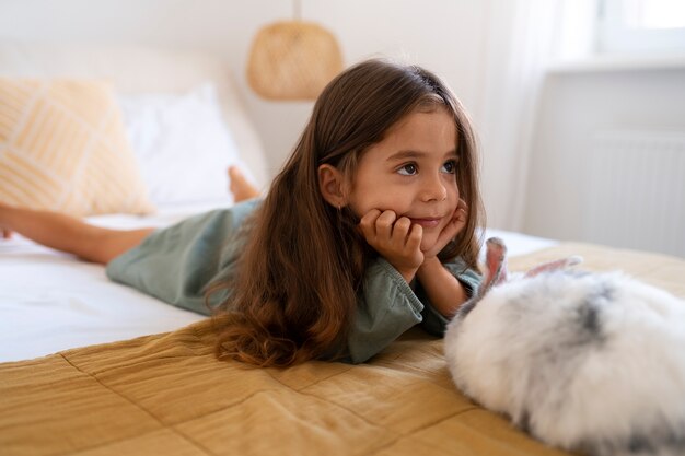 Foto gratuita retrato de una joven con su conejo mascota