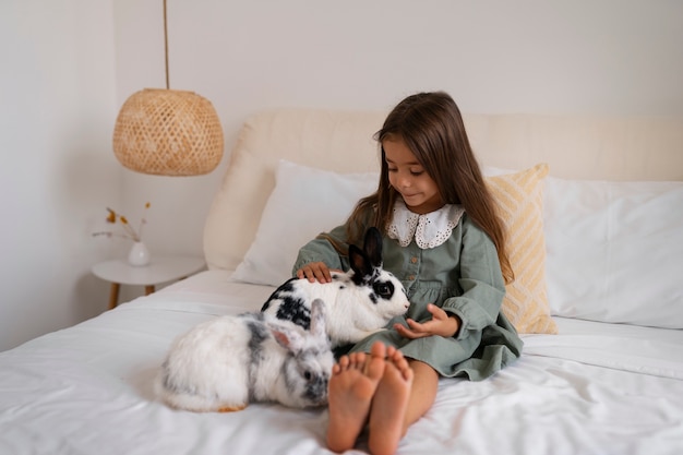 Foto gratuita retrato de una joven con su conejo mascota