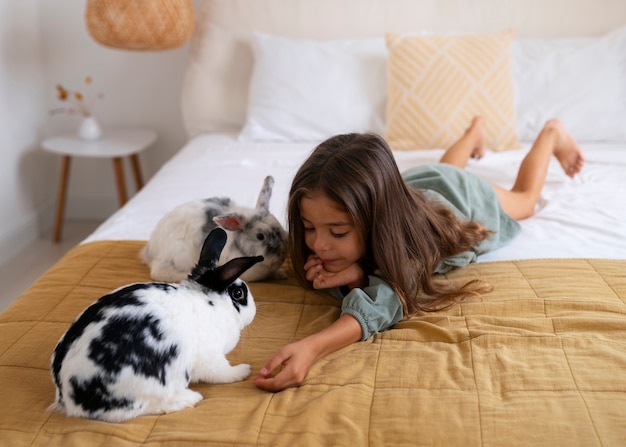 Retrato de una joven con su conejo mascota