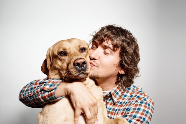 Foto gratuita retrato de joven y su lindo perro