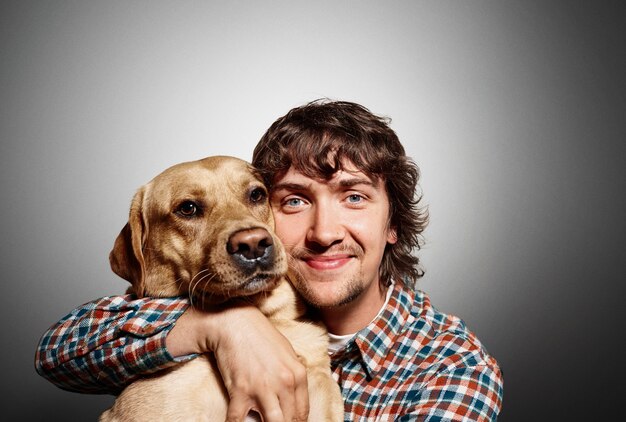 Retrato de joven y su lindo perro