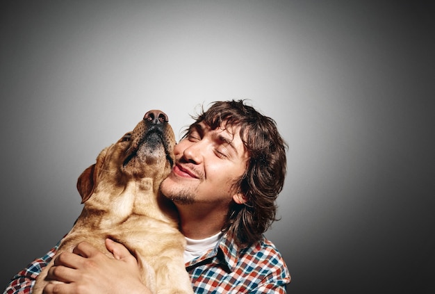 Foto gratuita retrato de joven y su lindo perro