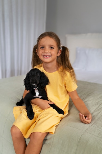 Foto gratuita retrato de una joven con su perro mascota