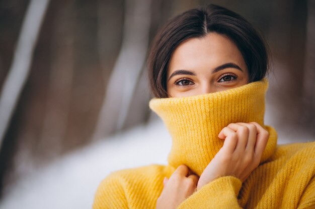 Retrato de una joven en un suéter amarillo