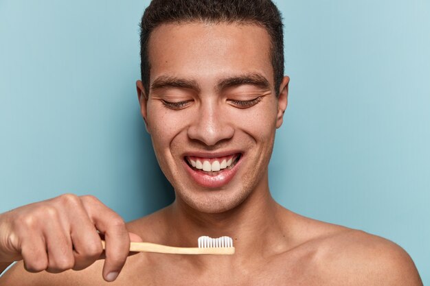 Retrato, de, joven, tenencia, cepillo de dientes