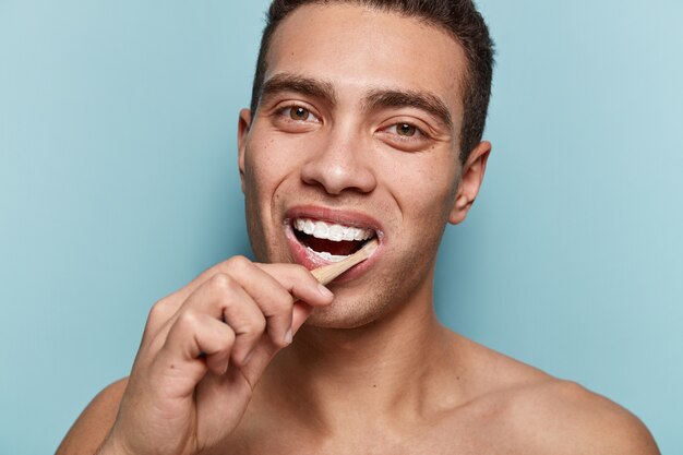 Retrato, de, joven, tenencia, cepillo de dientes