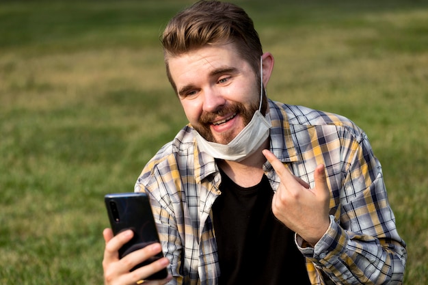 Retrato de joven tomando un selfie