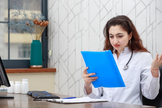 Retrato de una joven trabajadora de la salud y análisis de verificación Foto de alta calidad