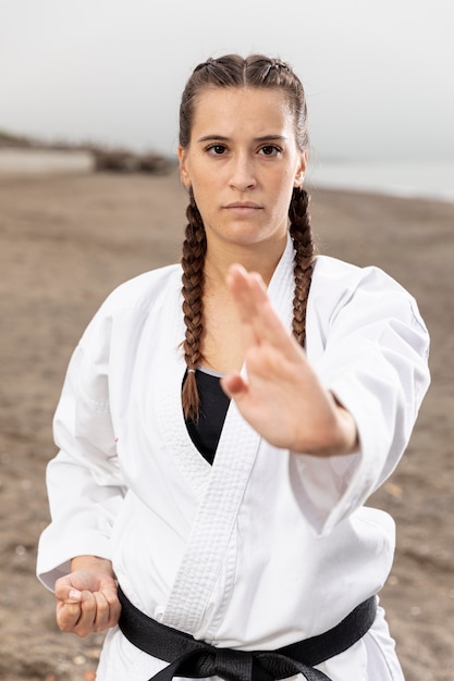 Retrato de joven en traje de artes marciales