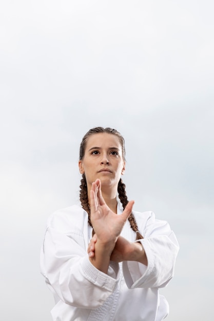 Retrato de joven en traje de artes marciales