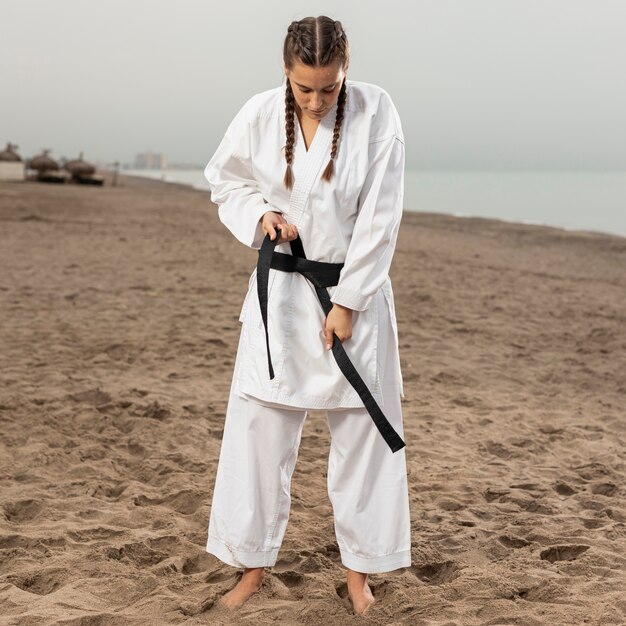 Retrato de joven en traje de karate