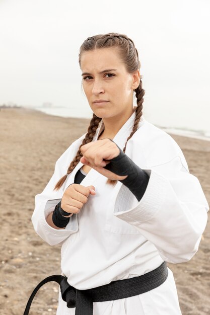 Retrato de joven en traje de karate