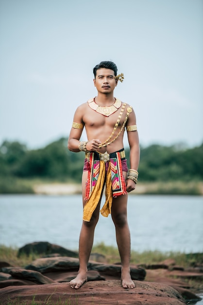 Foto gratuita retrato de joven en traje tradicional posando en la naturaleza en tailandia