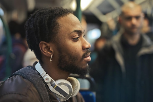 Foto gratuita retrato de joven en un tren