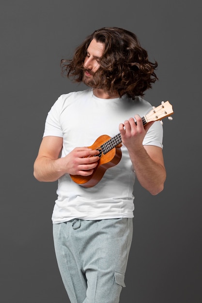 Foto gratuita retrato joven con ukelele