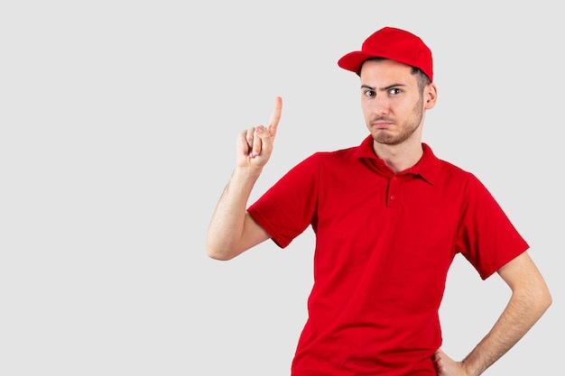 Retrato, de, joven, en, uniforme rojo, posición, y, posar