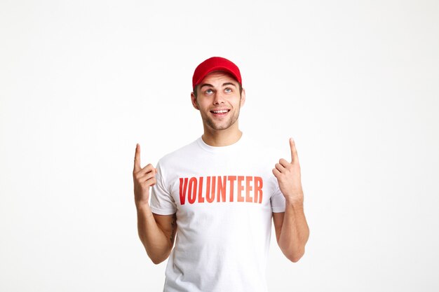 Retrato de un joven vestido con camiseta de voluntario