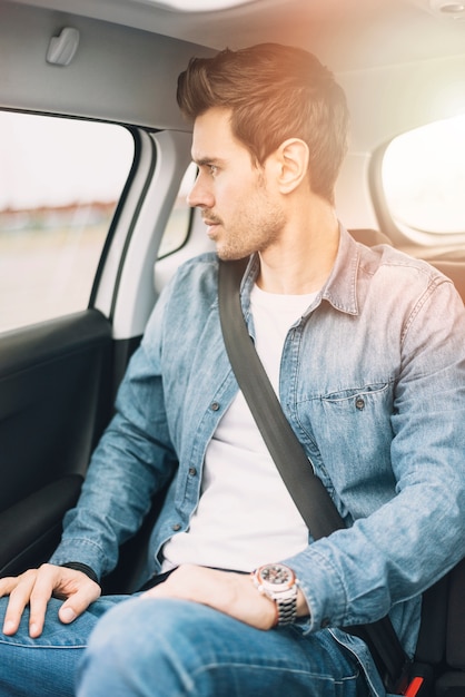 Retrato, de, un, joven, viajar, en el coche