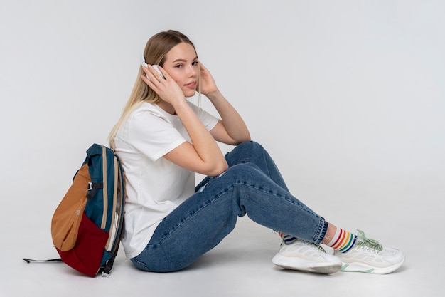 Retrato de una jovencita escuchando música con sus auriculares