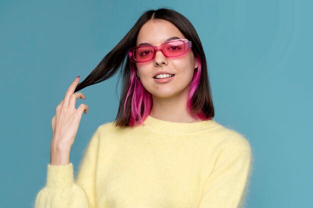 Retrato de una jovencita con gafas de sol