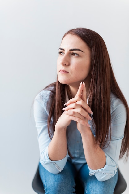 Retrato de jovencita mirando a otro lado