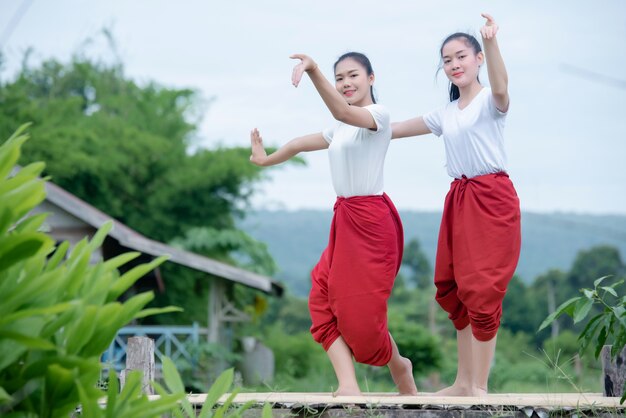 Retrato de jovencita tailandesa en la cultura del arte Tailandia Bailando, Tailandia