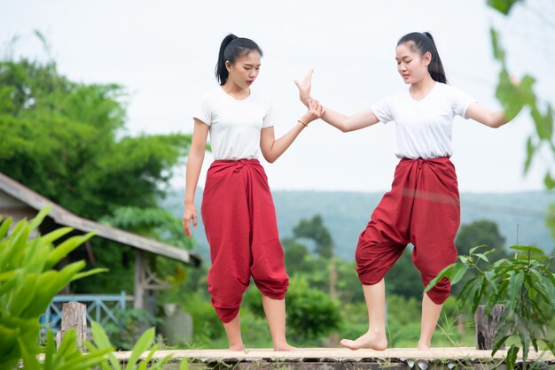 Retrato de jovencita tailandesa en la cultura del arte Tailandia Bailando, Tailandia