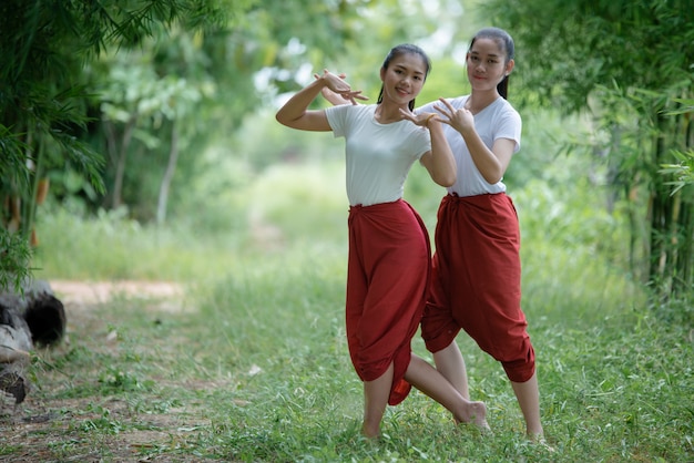 Foto gratuita retrato de jovencita tailandesa en la cultura del arte tailandia bailando, tailandia