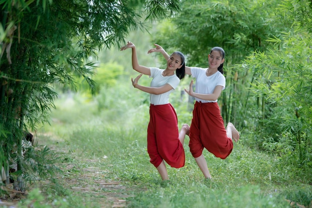 Retrato de jovencita tailandesa en la cultura del arte Tailandia Bailando, Tailandia