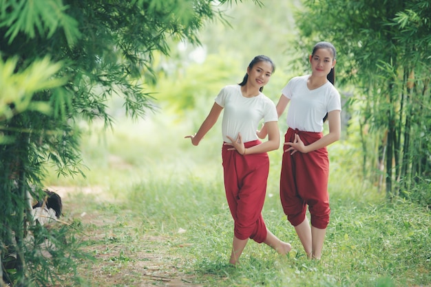 Foto gratuita retrato de jovencita tailandesa en la cultura del arte tailandia bailando, tailandia