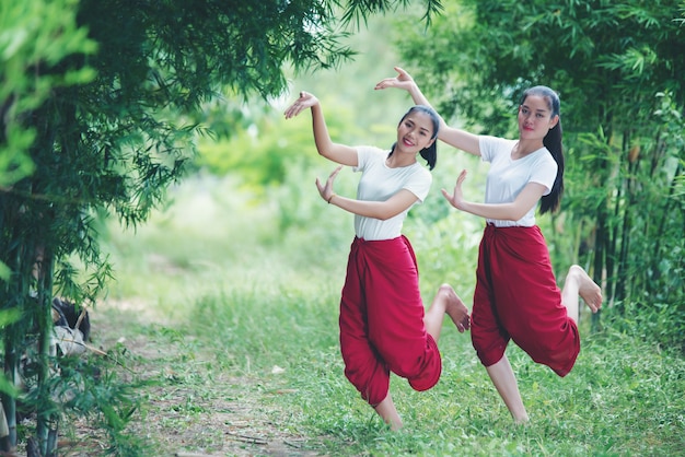 Foto gratuita retrato de jovencita tailandesa en la cultura del arte tailandia bailando, tailandia