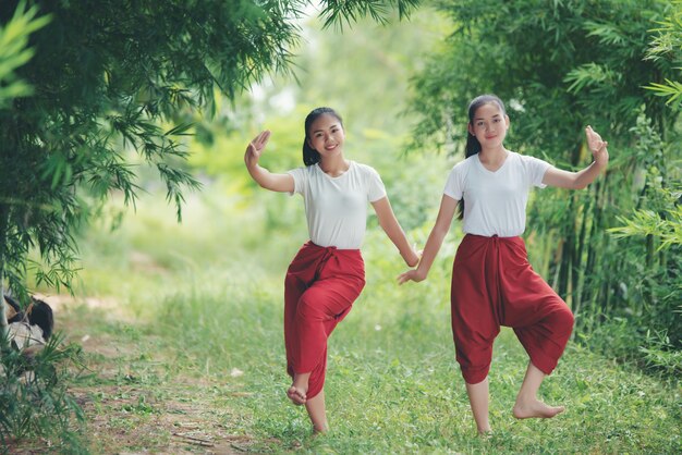 Retrato de jovencita tailandesa en la cultura del arte Tailandia Bailando, Tailandia