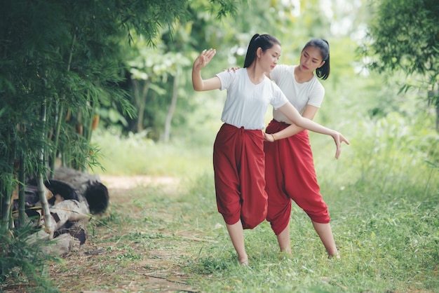 Foto gratuita retrato de jovencita tailandesa en la cultura del arte tailandia bailando, tailandia