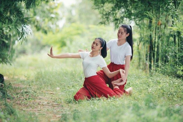 Retrato de jovencita tailandesa en la cultura del arte Tailandia Bailando, Tailandia