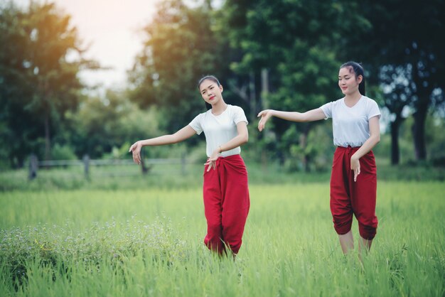 Retrato de jovencita tailandesa en la cultura del arte Tailandia Bailando, Tailandia