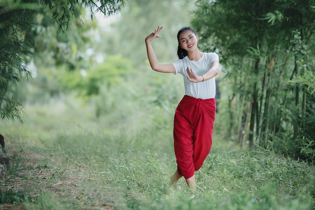 Retrato de jovencita tailandesa en la cultura del arte Tailandia Bailando, Tailandia