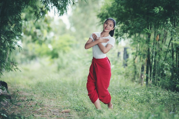 Foto gratuita retrato de jovencita tailandesa en la cultura del arte tailandia bailando, tailandia