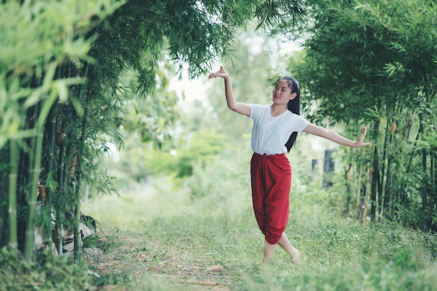 Foto gratuita retrato de jovencita tailandesa en la cultura del arte tailandia bailando, tailandia