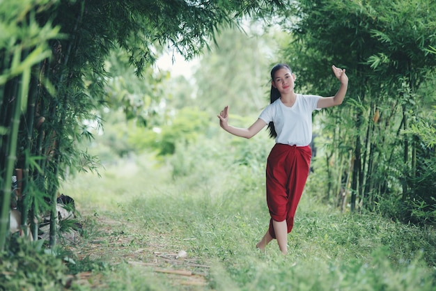 Retrato de jovencita tailandesa en la cultura del arte Tailandia Bailando, Tailandia