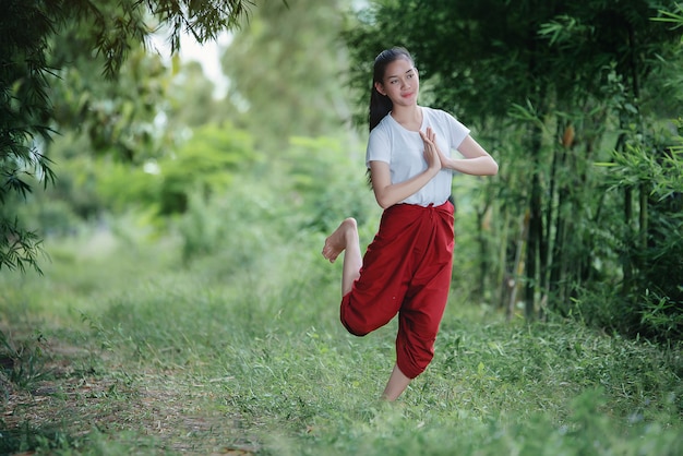 Foto gratuita retrato de jovencita tailandesa en la cultura del arte tailandia bailando, tailandia