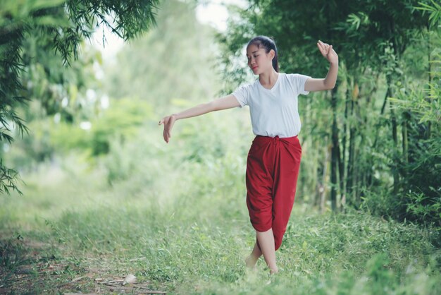 Retrato de jovencita tailandesa en la cultura del arte Tailandia Bailando, Tailandia