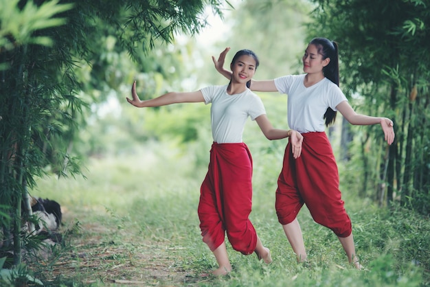 Retrato de jovencita tailandesa en la cultura del arte Tailandia Bailando, Tailandia