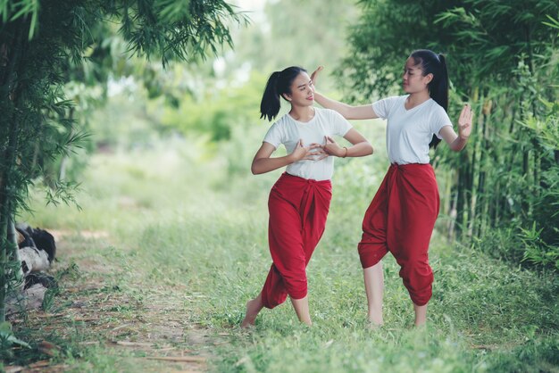 Retrato de jovencita tailandesa en la cultura del arte Tailandia Bailando, Tailandia