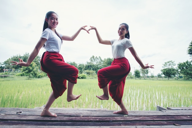 Foto gratuita retrato de jovencita tailandesa en la cultura del arte tailandia bailando, tailandia