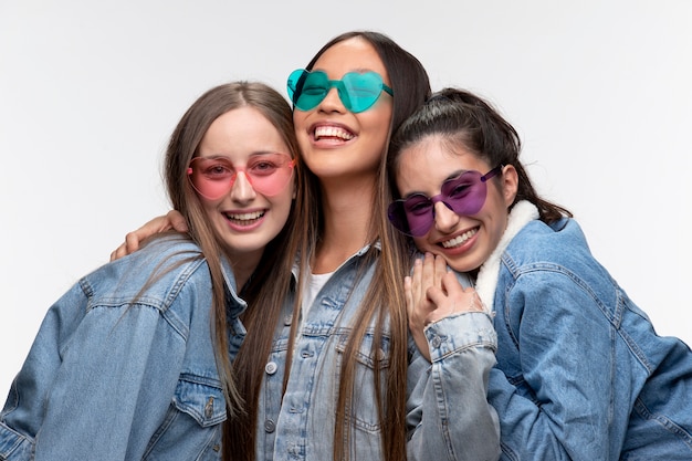 Retrato de jóvenes adolescentes posando juntos