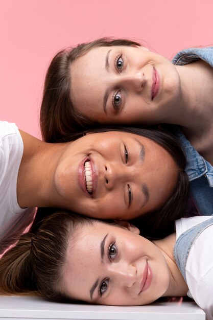 Retrato de jóvenes adolescentes posando juntos