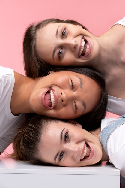 Retrato de jóvenes adolescentes posando juntos